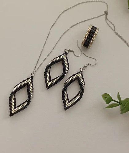 ست گردنی و گوشواره جناغی